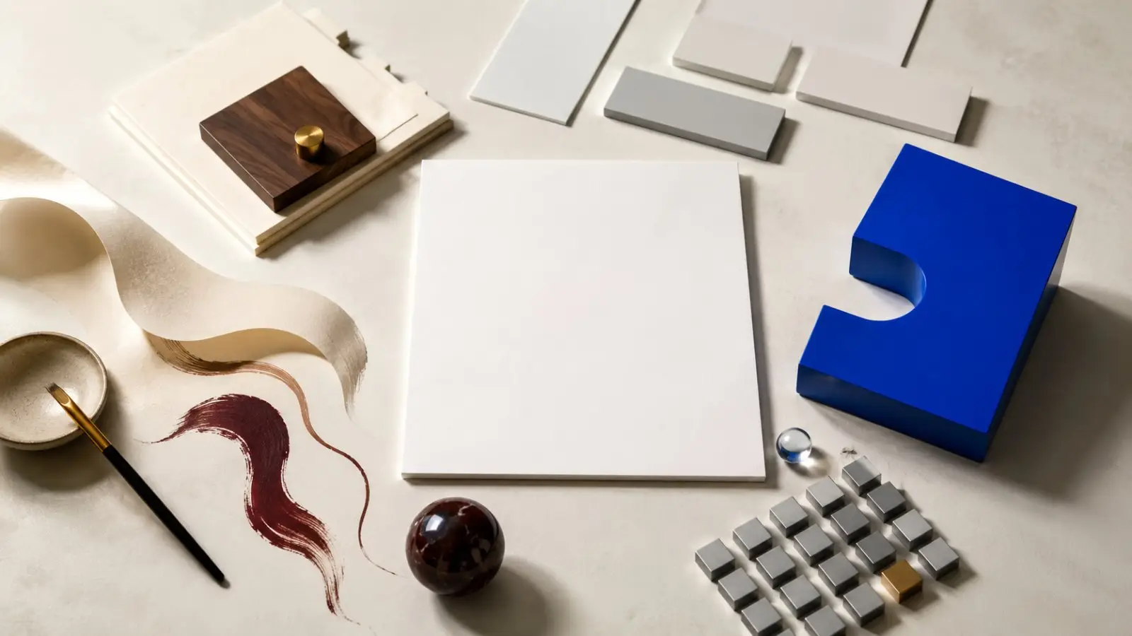 Portada de un test de personalidad tipográfica con composiciones abstractas de distintos estilos, formas geométricas y trazos sobre una mesa clara